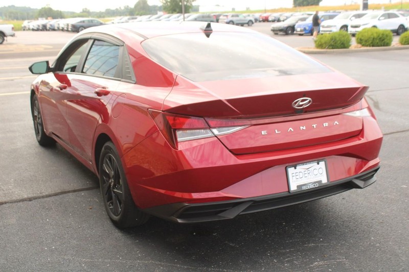 Hyundai Elantra Vehicle Full-screen Gallery Image 05