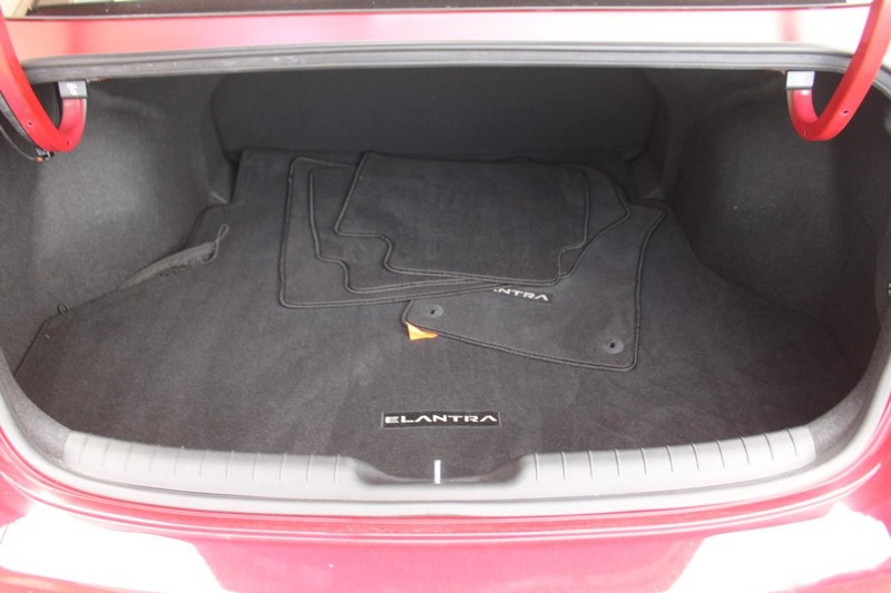 Hyundai Elantra Vehicle Full-screen Gallery Image 06