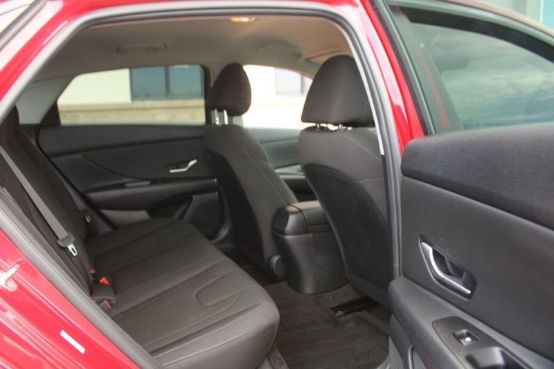 Hyundai Elantra Vehicle Full-screen Gallery Image 08