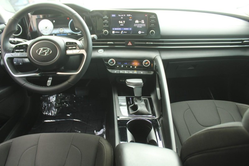 Hyundai Elantra Vehicle Full-screen Gallery Image 09