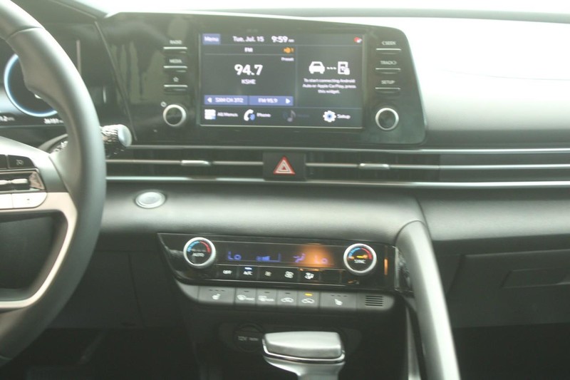 Hyundai Elantra Vehicle Full-screen Gallery Image 11
