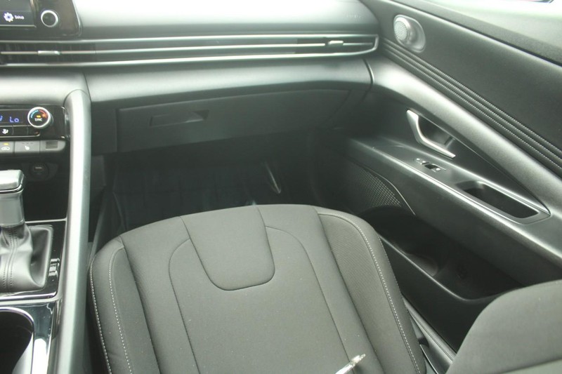 Hyundai Elantra Vehicle Full-screen Gallery Image 12