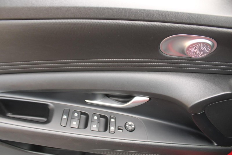 Hyundai Elantra Vehicle Full-screen Gallery Image 13