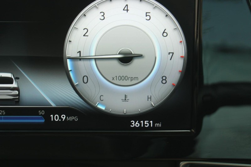 Hyundai Elantra Vehicle Full-screen Gallery Image 17