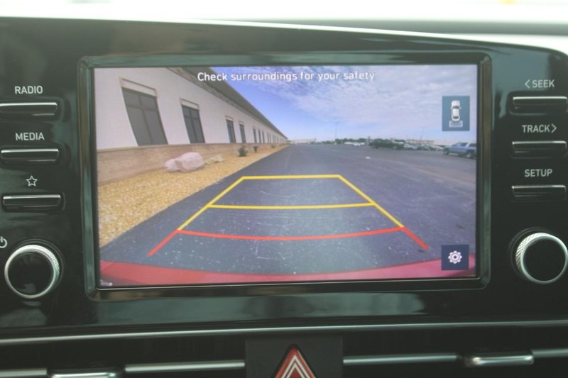 Hyundai Elantra Vehicle Full-screen Gallery Image 18