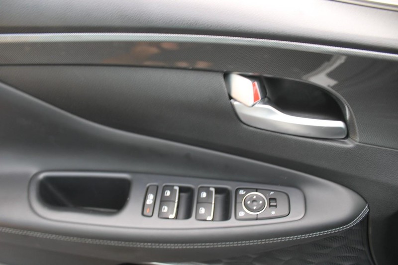 Hyundai Santa Fe Vehicle Full-screen Gallery Image 14