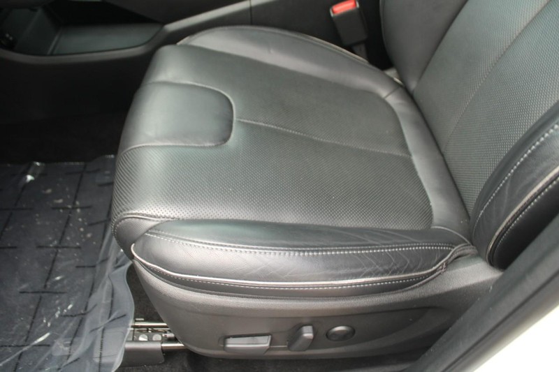 Hyundai Santa Fe Vehicle Full-screen Gallery Image 15