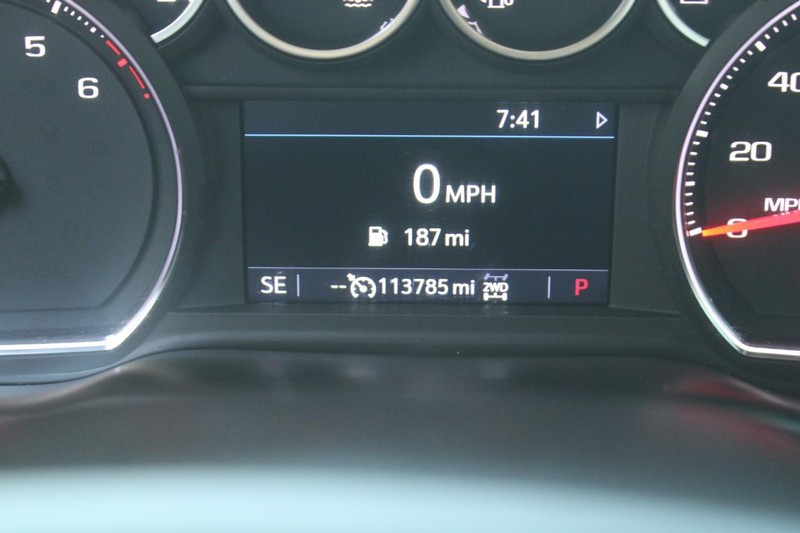 Chevrolet Silverado 1500 Vehicle Full-screen Gallery Image 18