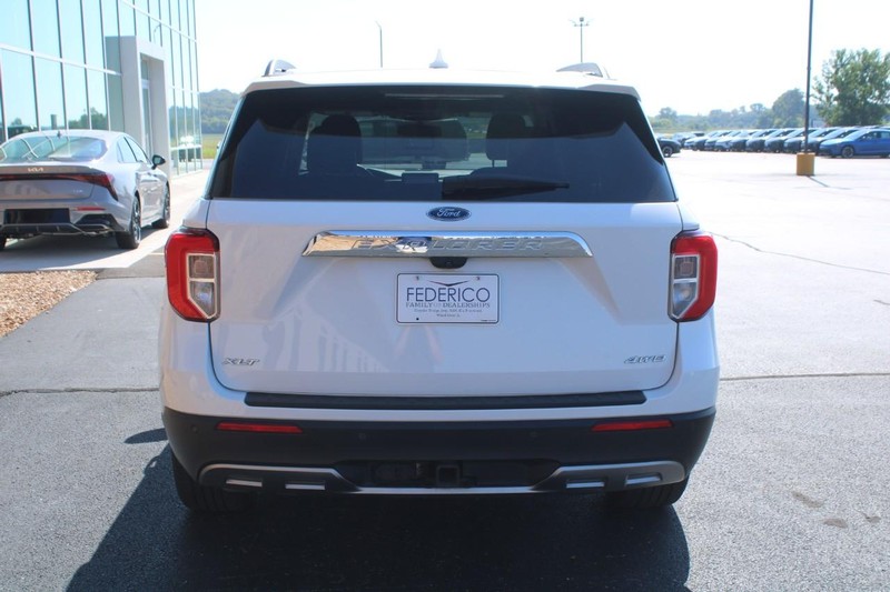 Ford Explorer Vehicle Full-screen Gallery Image 04