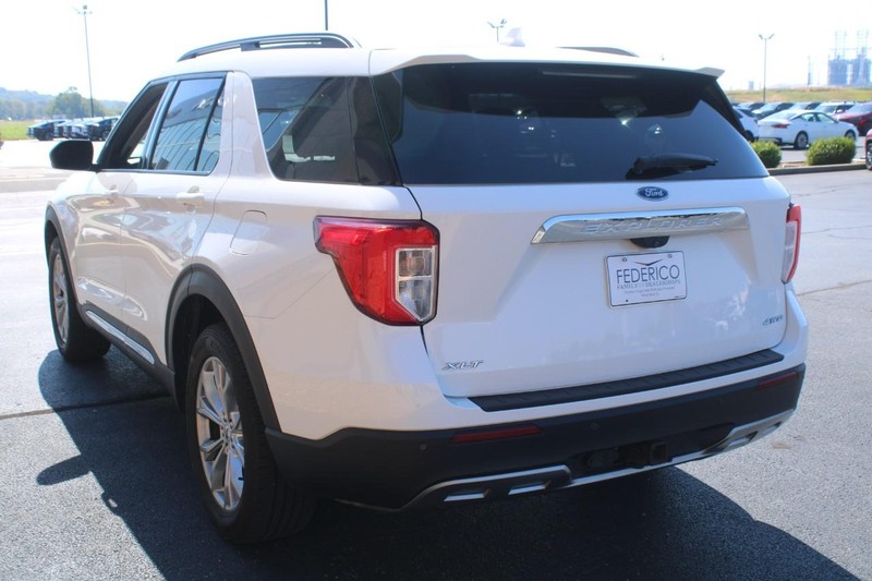 Ford Explorer Vehicle Full-screen Gallery Image 05