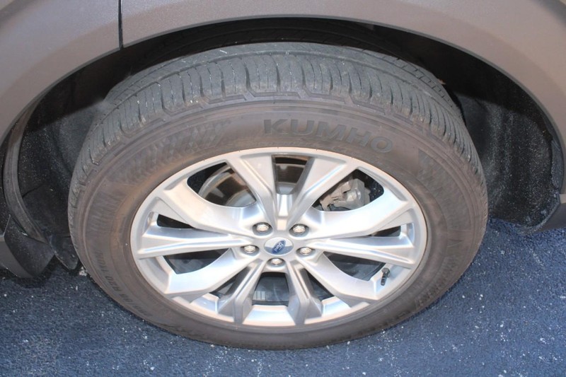 Ford Explorer Vehicle Full-screen Gallery Image 07