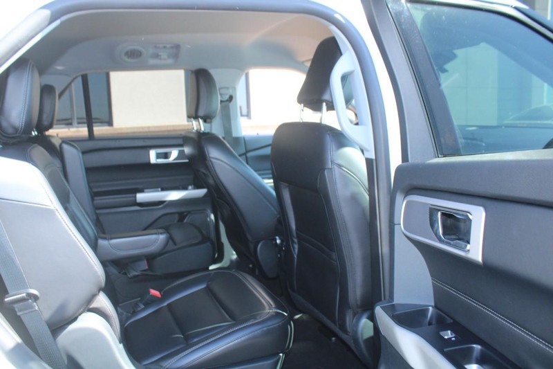 Ford Explorer Vehicle Full-screen Gallery Image 09