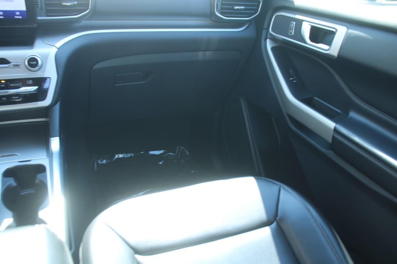 Ford Explorer Vehicle Full-screen Gallery Image 13