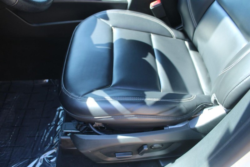 Ford Explorer Vehicle Full-screen Gallery Image 15