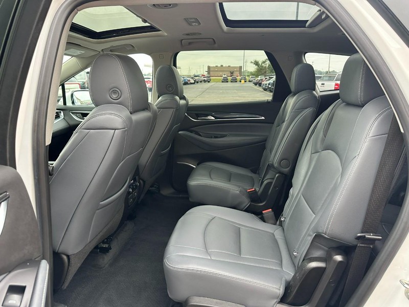 Buick Enclave Vehicle Full-screen Gallery Image 10