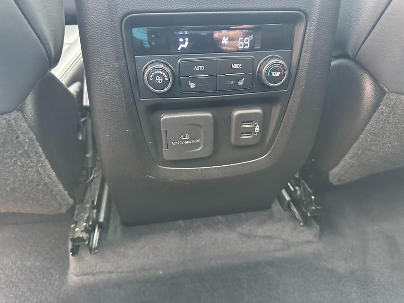 Buick Enclave Vehicle Full-screen Gallery Image 12