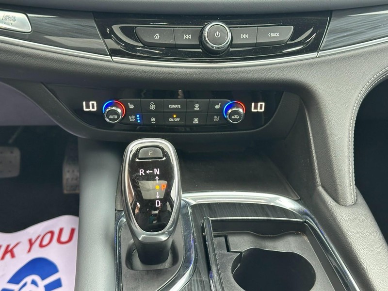 Buick Enclave Vehicle Full-screen Gallery Image 17