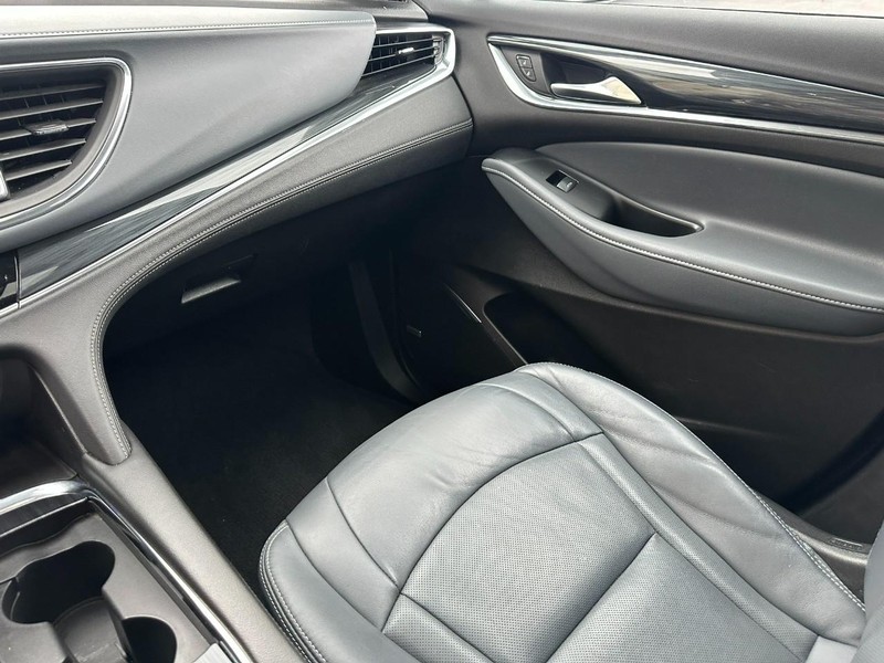 Buick Enclave Vehicle Full-screen Gallery Image 18