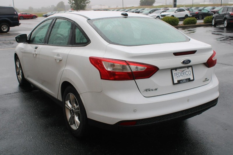 Ford Focus Vehicle Full-screen Gallery Image 05