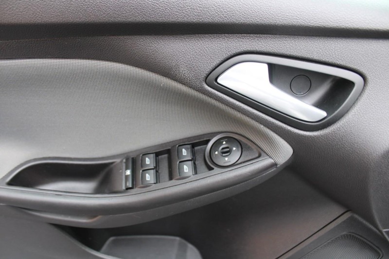 Ford Focus Vehicle Full-screen Gallery Image 14