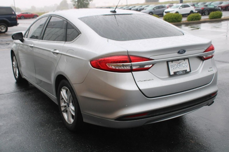 Ford Fusion Vehicle Full-screen Gallery Image 05