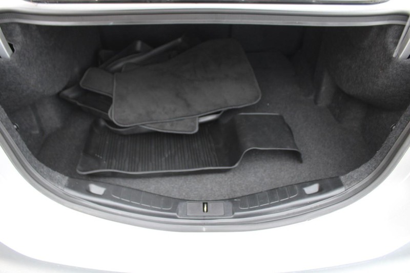 Ford Fusion Vehicle Full-screen Gallery Image 06