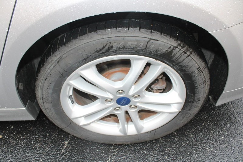 Ford Fusion Vehicle Full-screen Gallery Image 07