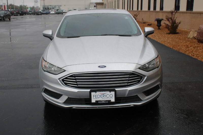 Ford Fusion Vehicle Full-screen Gallery Image 08