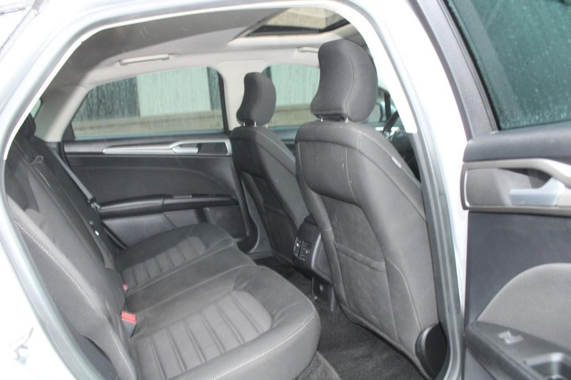 Ford Fusion Vehicle Full-screen Gallery Image 09