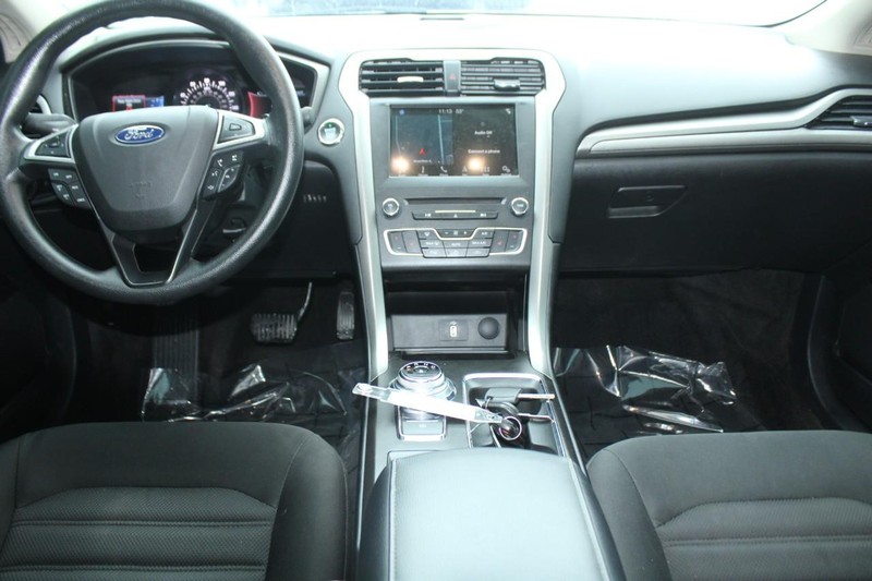 Ford Fusion Vehicle Full-screen Gallery Image 10