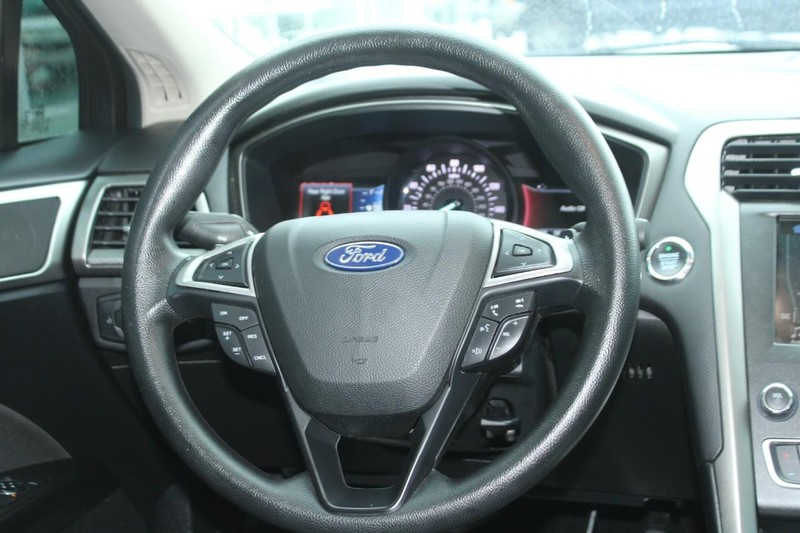 Ford Fusion Vehicle Full-screen Gallery Image 11
