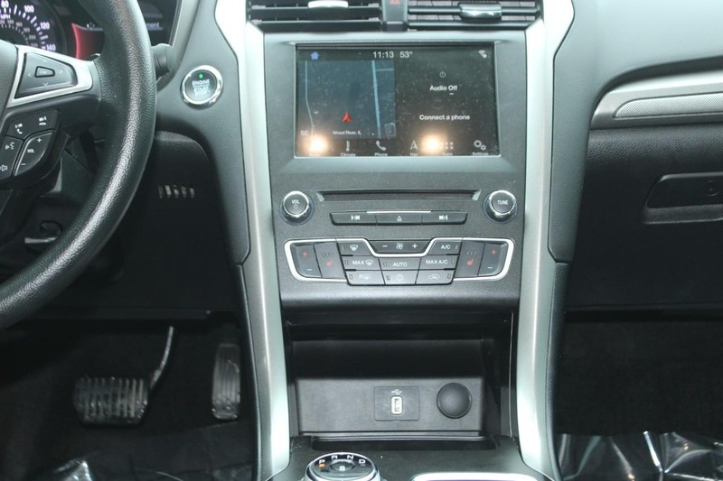 Ford Fusion Vehicle Full-screen Gallery Image 12