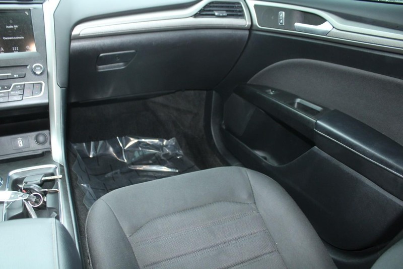 Ford Fusion Vehicle Full-screen Gallery Image 13