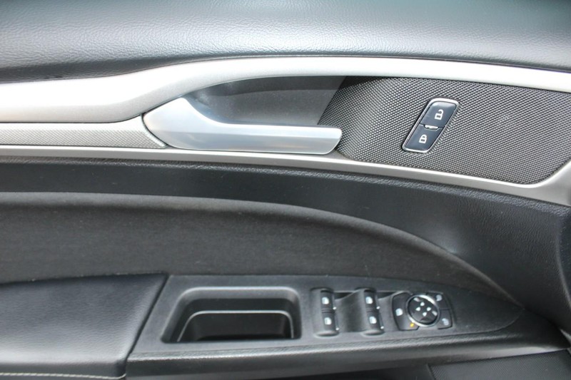 Ford Fusion Vehicle Full-screen Gallery Image 14