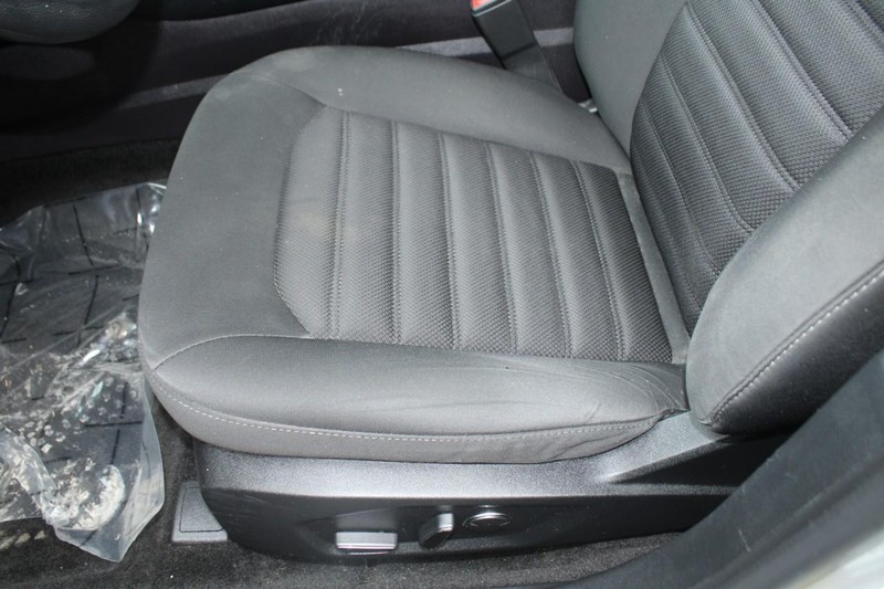 Ford Fusion Vehicle Full-screen Gallery Image 15