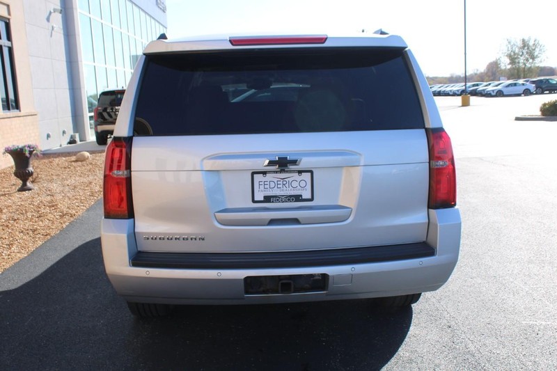 Chevrolet Suburban Vehicle Full-screen Gallery Image 04