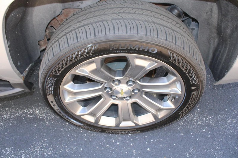 Chevrolet Suburban Vehicle Full-screen Gallery Image 07