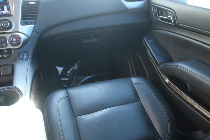 Chevrolet Suburban Vehicle Full-screen Gallery Image 13