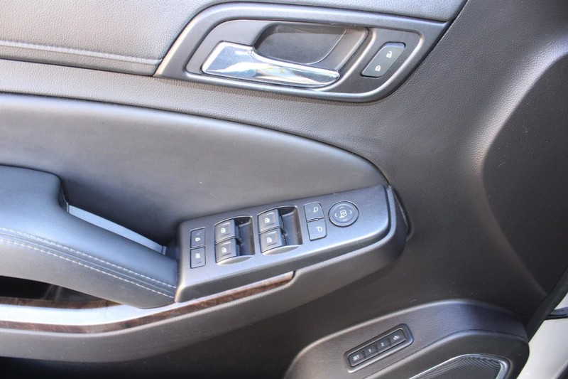 Chevrolet Suburban Vehicle Full-screen Gallery Image 14