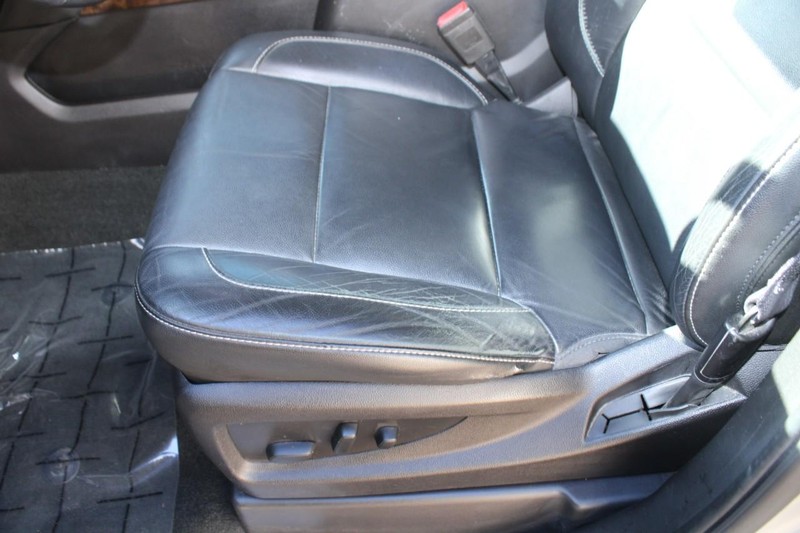 Chevrolet Suburban Vehicle Full-screen Gallery Image 15