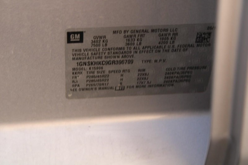 Chevrolet Suburban Vehicle Full-screen Gallery Image 16