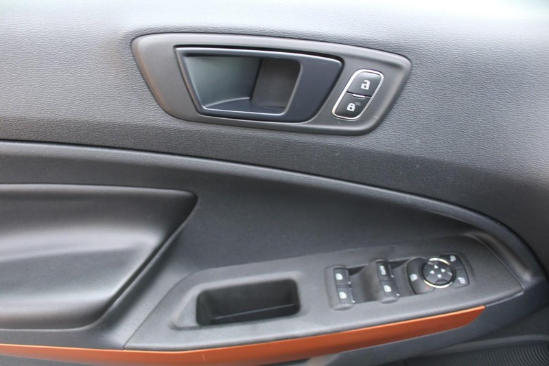 Ford EcoSport Vehicle Full-screen Gallery Image 14