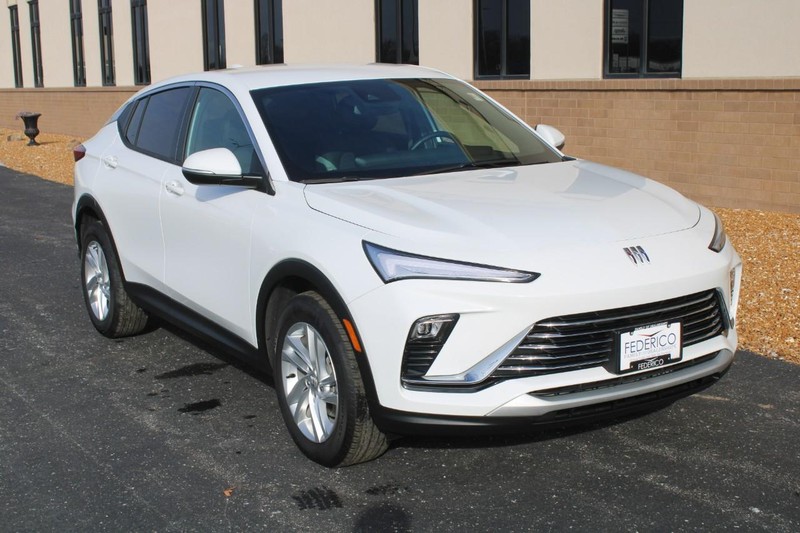 Buick Envista Vehicle Full-screen Gallery Image 02