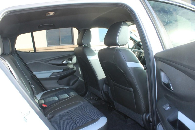 Buick Envista Vehicle Full-screen Gallery Image 09