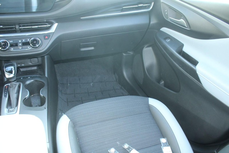 Buick Envista Vehicle Full-screen Gallery Image 13