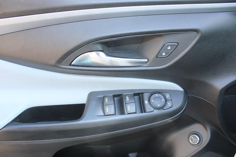Buick Envista Vehicle Full-screen Gallery Image 14