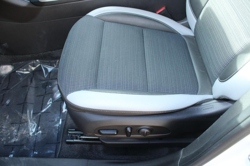 Buick Envista Vehicle Full-screen Gallery Image 15