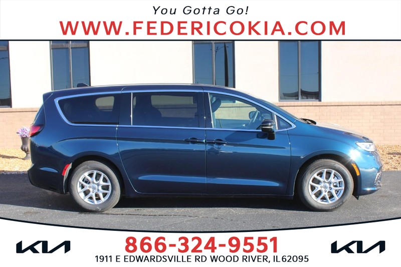 Chrysler Pacifica Vehicle Full-screen Gallery Image 01