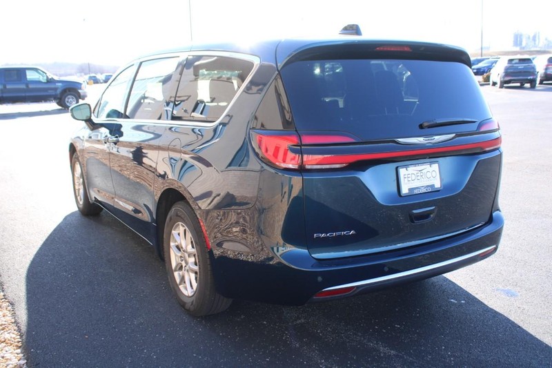 Chrysler Pacifica Vehicle Full-screen Gallery Image 05