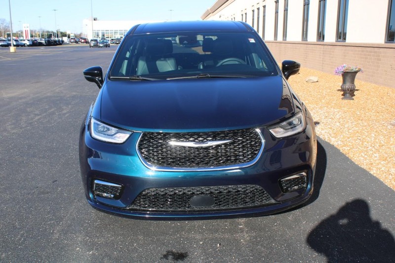 Chrysler Pacifica Vehicle Full-screen Gallery Image 08